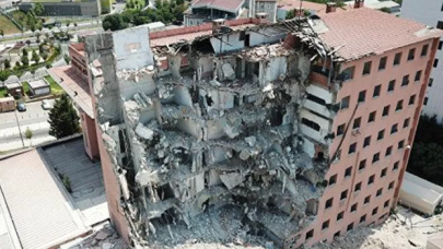 Haydarpaşa Numune Hastanesi'nin dahiliye binasında yıkıma başlandı