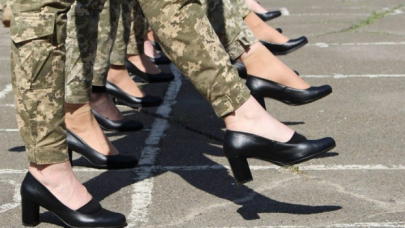 Kadın askerlere topuklu ayakkabıyla tören provası tepki çekti