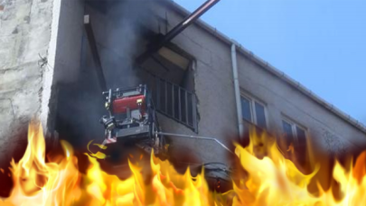 Kağıthane'de imalathanede yangın: İşçiler merdiven yüzünden birinci katta mahsur kaldı