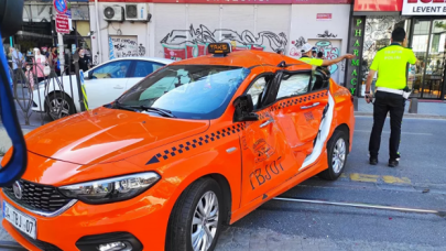 Karaköy'de tramvay, taksiyle çarpıştı: 1 yaralı