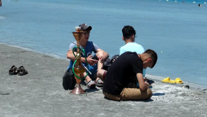 Salda Gölü'nde nargile içip, çamur banyosu yaptılar