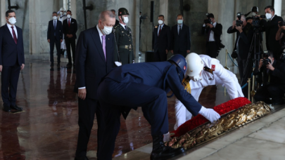 Erdoğan Anıtkabir'de Ata'nın huzurunda, "Türkiye Cumhuriyeti  emin ellerdedir"