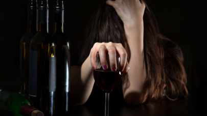 Genç yaşlarda alkol tüketmek kan damarlarının erken yaşlanmasına neden olabilir!