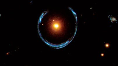 Hubble Teleskobu  "Einstein Halkası" Keşfetti
