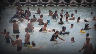 İstanbul'da Caddebostan sahilindeki halk plajında pazar yoğunluğu yaşandı
