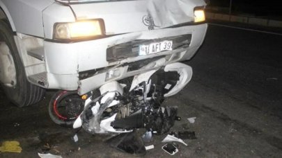 İzmir'de kamyonla motosiklet çarpıştı: Baba ve küçük kızı yaşamını yitirdi