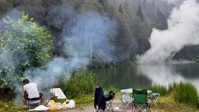 Karagöl Milli Parkı'nda piknikçiler mangal, gelin ve damat meşale yaktı
