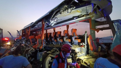 Manisa'da otobüs ile TIR çarpıştı: 9 kişi öldü, 30 kişi yaralandı