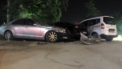 Minibüs otoparktaki araçlara ve yayalara çarptı: 1'i ağır 8 yaralı