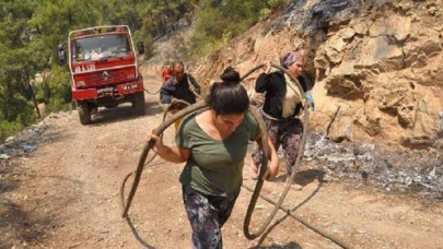 Orman işçilerine hortum taşıyan kadın: Zaman değişti, kadınlarımız değişmedi