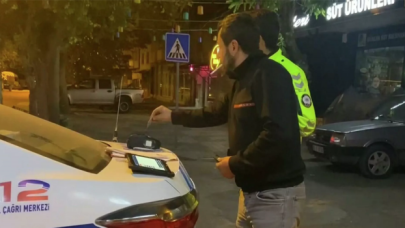 Alkollü sürücü alkolmetreyi pos cihazı zannedip ödeme yapmayı denedi