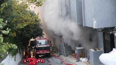 Bahçelievler'de yatak ve baza imalathanesinde çıkan yangında hasar büyük!