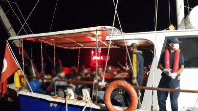 Çanakkale açıklarında teknede 193 göçmen yakalandı