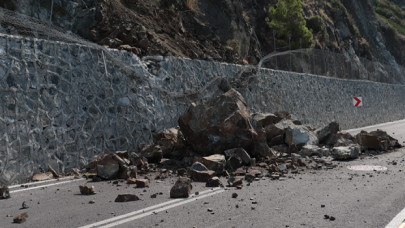 Hatay'da düşen kaya parçaları nedeniyle yol ulaşıma kapandı
