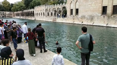 Herkesin önünde Balıklıgöl’e atlayıp yüzdü