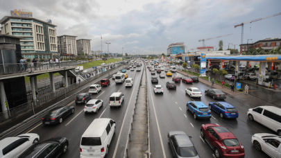 İstanbul'da etkili yağış trafiği adeta durdurdu! Yoğunluk yüzde 63'ü gördü