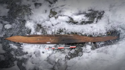 Arkeologlardan şaşırtıcı keşif:  Buzullarda 1300 yıllık kayak takımı bulundu