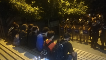 Bakan Kasapoğlu'na: Yurt ayarlayacak mısınız yoksa sokaklarda, parklarda, kampüslerde mi yatalım?