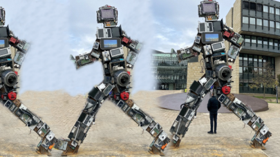 Elektronik atıklardan dev robot heykeli yaptı