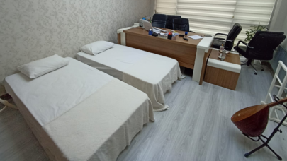 Makam odasını, yurt bulamayan öğrencilere tahsis etti