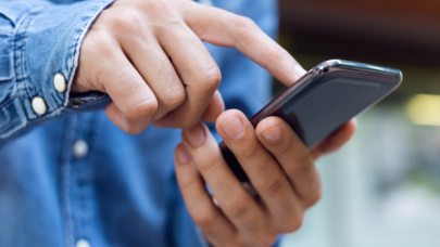 2010'dan beri cep telefonu biriktiriyor