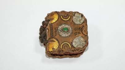 İbranice kitabı 300 bin liraya satacakken suçüstü yakalandılar