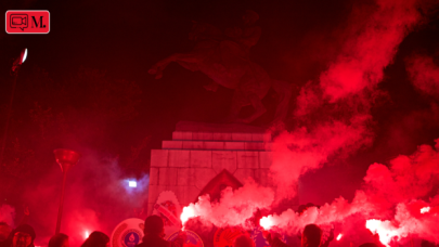 Samsun'da halk Atatürk Anıtı'nın önünde nöbette