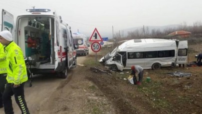 Amasya'da minibüs devrildi, 17 kişi yaralandı