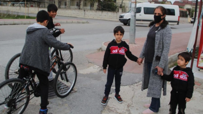 Küçük Mahra'nın bacağı kesilmişti; o mahallede çocuklar dışarı çıkamıyor