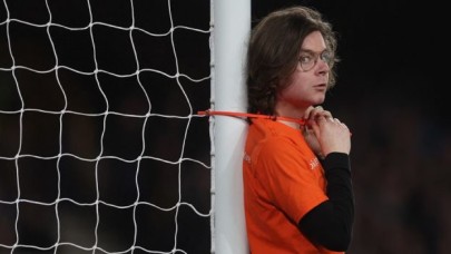 Premier Lig'de protestocular neden kendilerini kale direklerine bağlıyor?