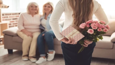 Anneler için bu yıl hediye tercihi: Kıyafet, kozmetik ve çiçek