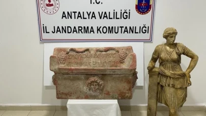 Antalya'da Roma dönemine ait lahit ve heykel ele geçirildi