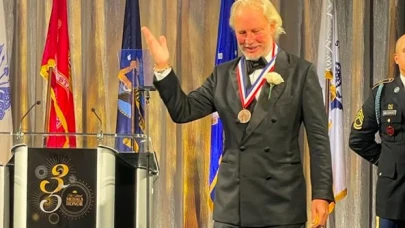 Adnan Şen’e ABD’de ‘Ellis Adası Şeref Madalyası’ verildi