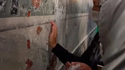 Ayasofya'da skandal! Duvarları kazıyıp poşetlere dolduruyorlar