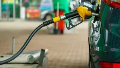 Benzinin litre fiyatına 1 lira 68 kuruş zam geldi