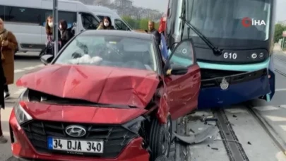 Eyüpsultan'da raylara giren otomobile tramvay çarptı!