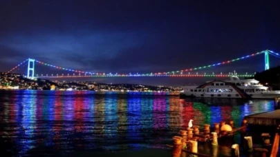 Fatih Sultan Mehmet Köprüsü Azerbaycan bayrağının renklerine büründü