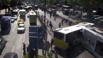 İETT otobüsü ile tramvay çarpıştı