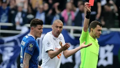 Kırmızı kart gören Burak Yılmaz oyundan çıkarken rakip tribünlere küfretti