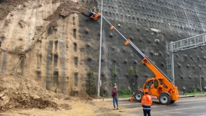 Anadolu Otoyolu'nda heyelan: İstanbul yönü ulaşıma kapalı