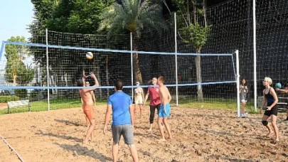 Başkan Topaloğlu’ndan Plaj Voleyboluna Top ve File Desteği