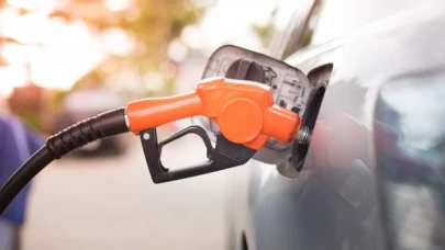 Benzinin litresine 25 kuruş indirim geldi