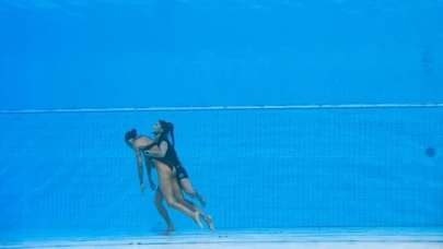 Boğulma tehlikesi geçiren Amerikalı yüzücüyü antrenörü kurtardı