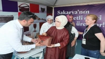 Emine Erdoğan Sakarya’nın el emeklerine hayran kaldı