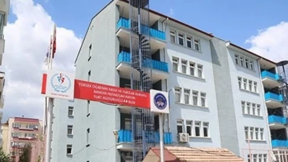 Kız öğrenci yurdunda skandal uyarı yazısı: 'Erkeklerle yurt etrafında vedalaşmayın'