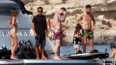 Lionel Messi ve Antonella Roccuzzo ile Cesc Fabregas ve Daniella Semaan tat‎ilde