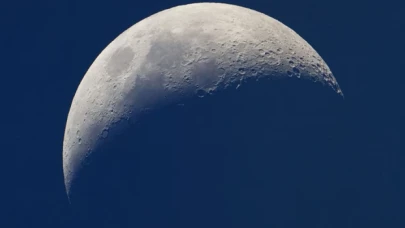 NASA görüntüleri paylaştı: Ay'a çarpan roket dev krater oluşturdu