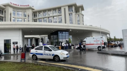 Sağlık Bakanlığı önünde şoför kendisini ambulansa kilitledi