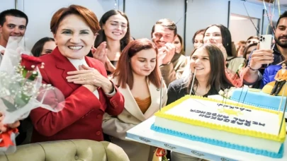 Gençler Akşener’in doğumgününü kutladı
