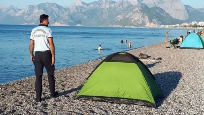 Antalya'da sahile kurulan kamp çadırları kaldırıldı
